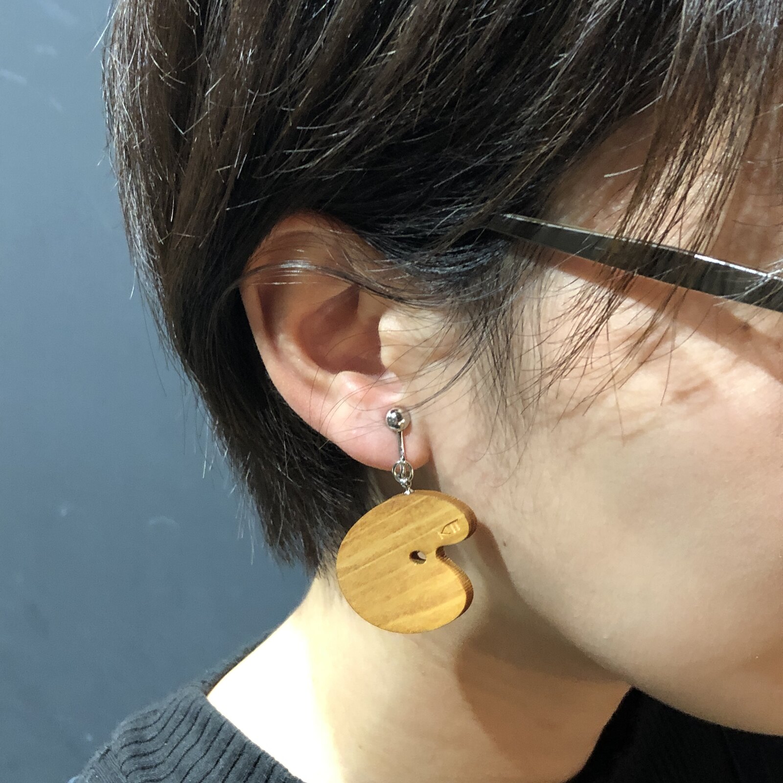 木のパレットをモチーフにしたピアスの着用イメージ。